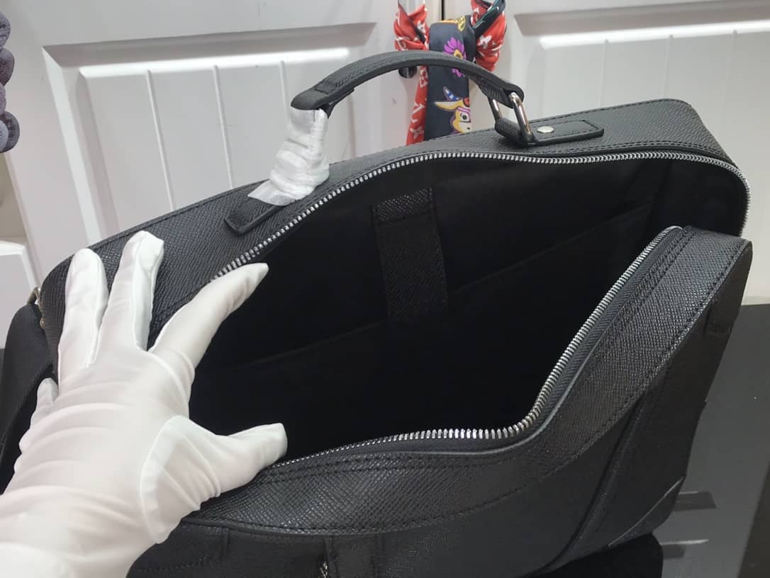 L0vis Vvtt0n Briefcase Taiga Leather Black M30769 Replica