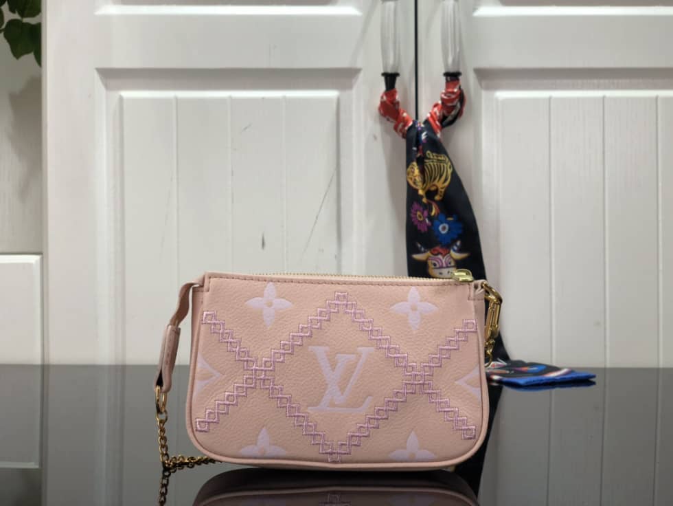 L0vis Vvtt0n Mini Pochette Accessoires Empreinte Broderies Pink M81140 Replica