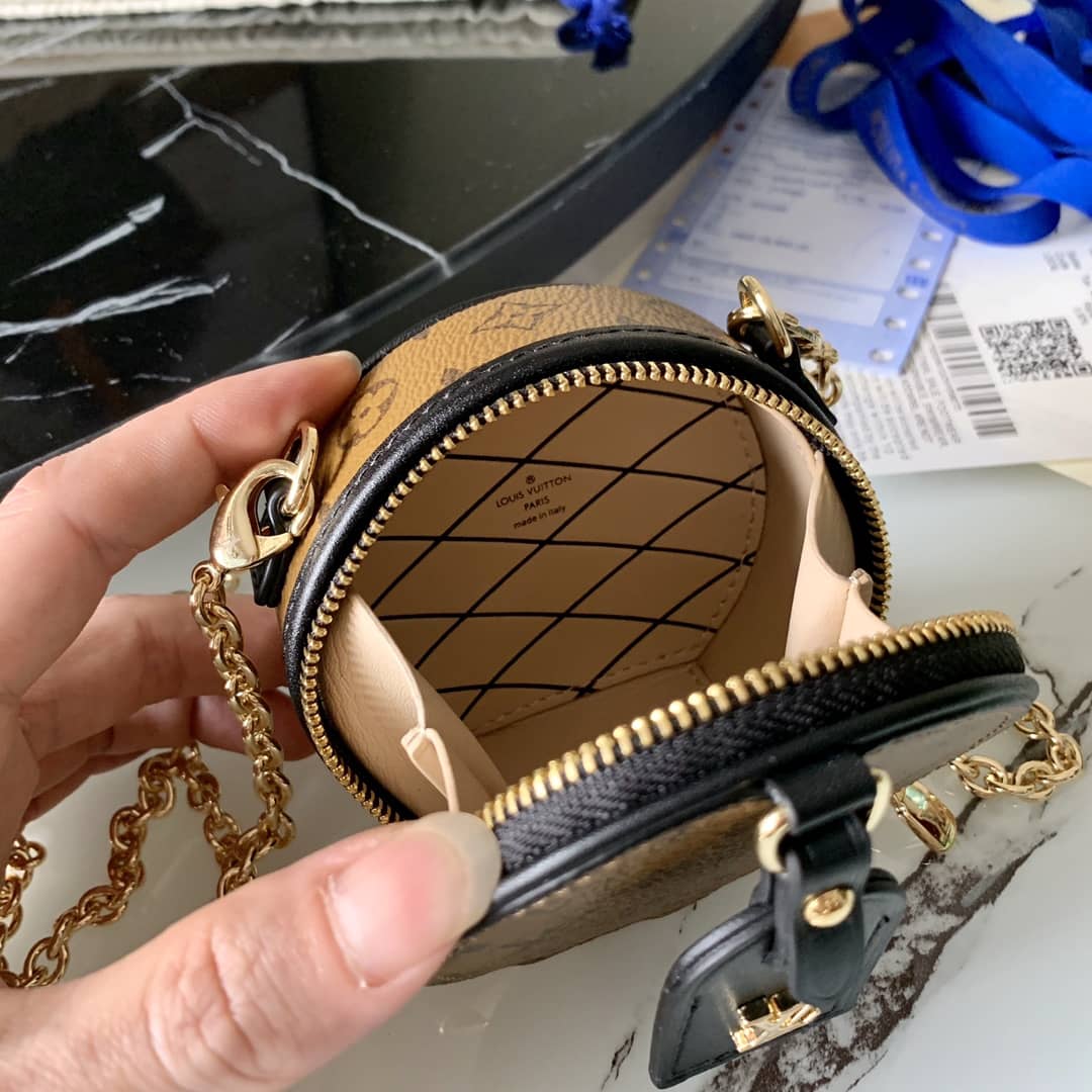 L0vis Vvtt0n Petite Boite Chapeau Necklace Replica Bag M68577