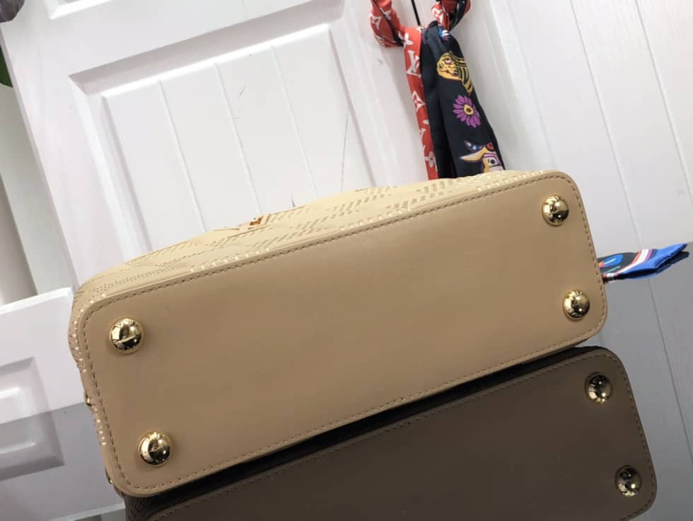 L0vis Vvtt0n Capucines BB Beige M59225 Replica Shoulder Bag