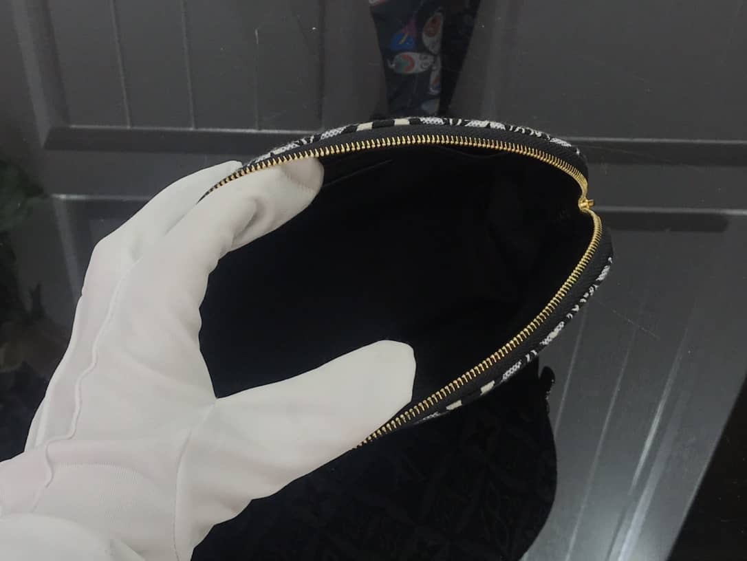 L0vis Vvtt0n Monogram Cosmetic Bag Replica Black M69991