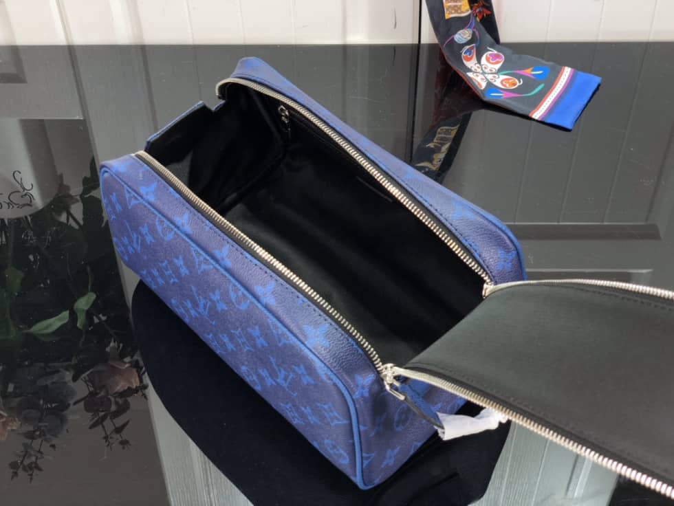 L0vis Vvtt0n Dopp Kit Toilet Pouch Monogram Canvas M44494 Replica