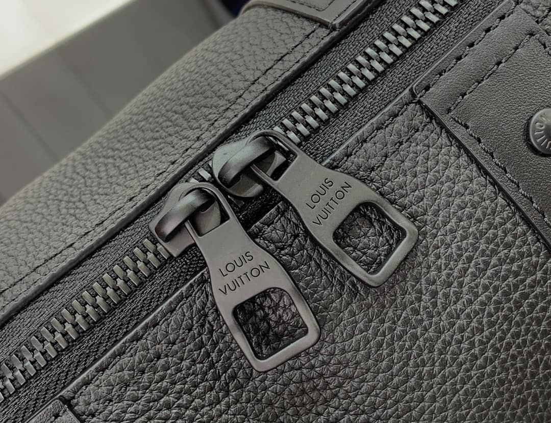 Top Quality AAA+ LV Leather Duffle Bag Black