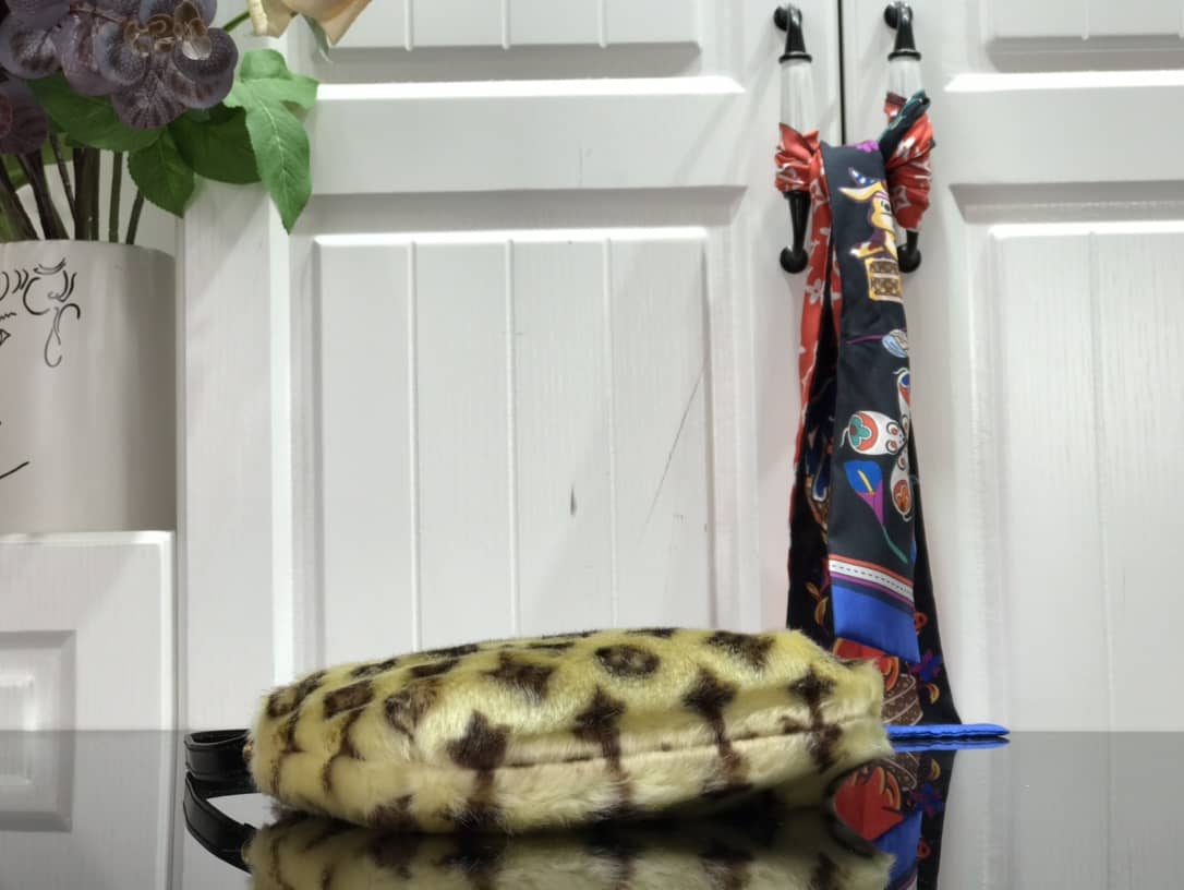 L0vis Vvtt0n Mink Monogram Vision Milla PM Pochette