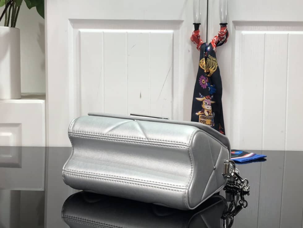 L0vis Vvtt0n Replica Bags Twist PM Leather M59031 Replica Crossbody Bag