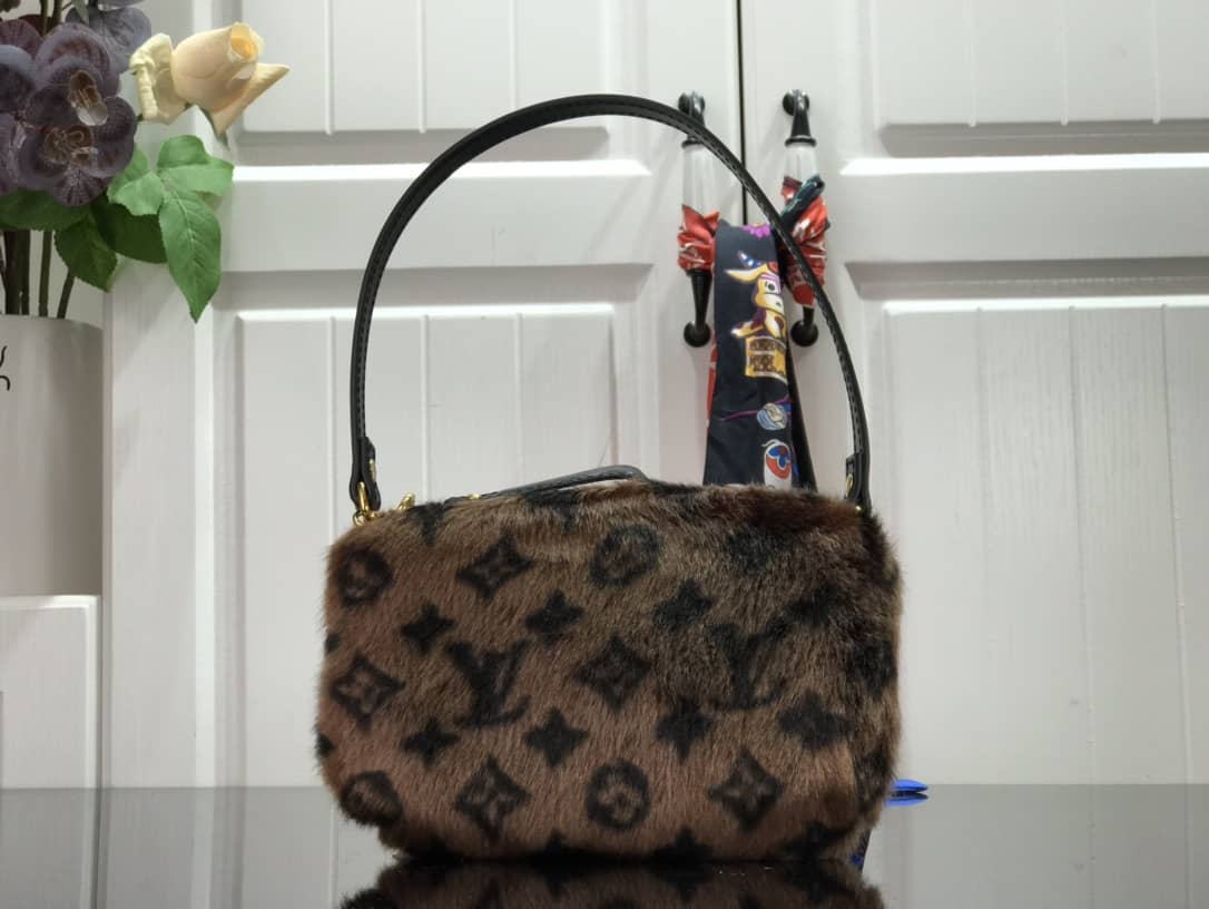 L0vis Vvtt0n Mink Monogram Vision Milla PM Replica Pochette