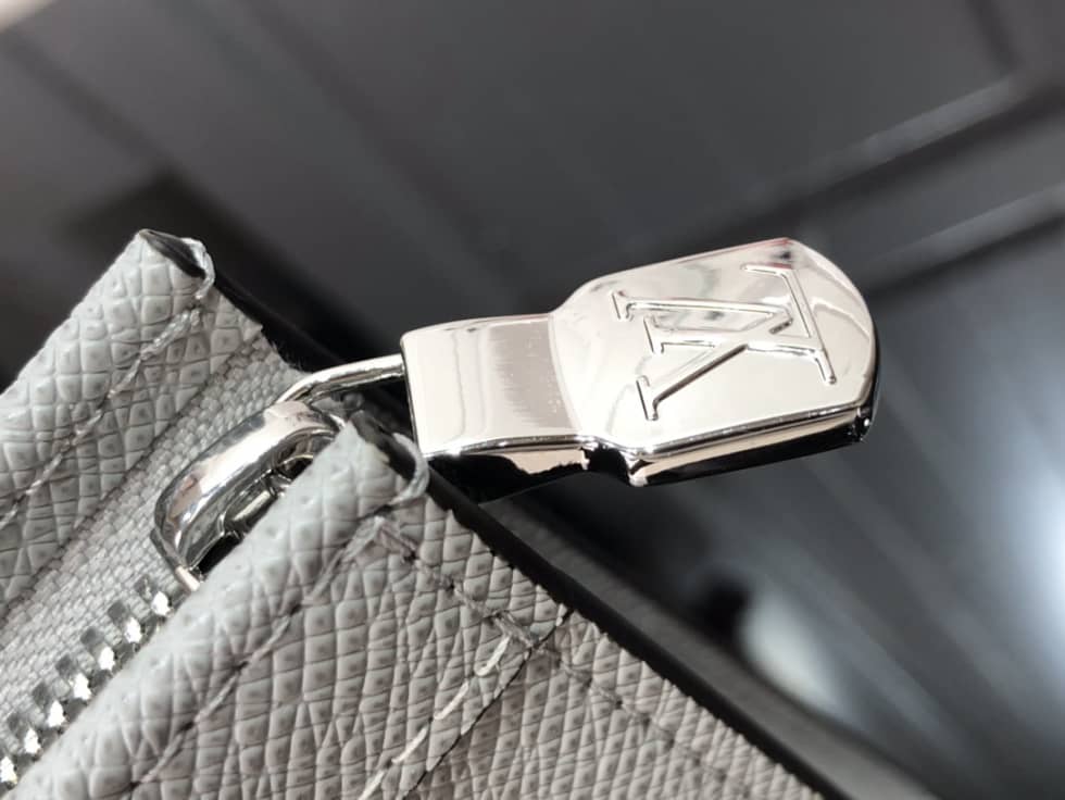 L0vis Vvtt0n Taiga Pochette Voyage Gery M59147 Replica