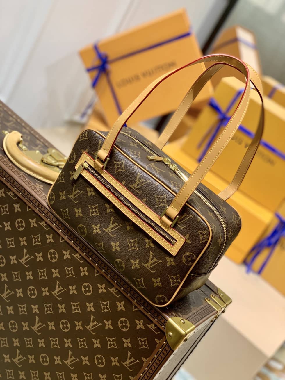 L0vis Vvtt0n Monogram Cite MM M51182 Replica Shoulder Bag