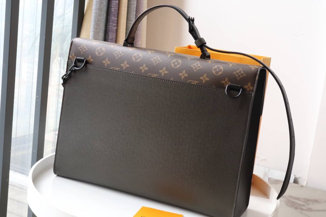 L0vis Vvtt0n Robusto Briefcase Monogram Canvas Taiga Leather Replica M30591