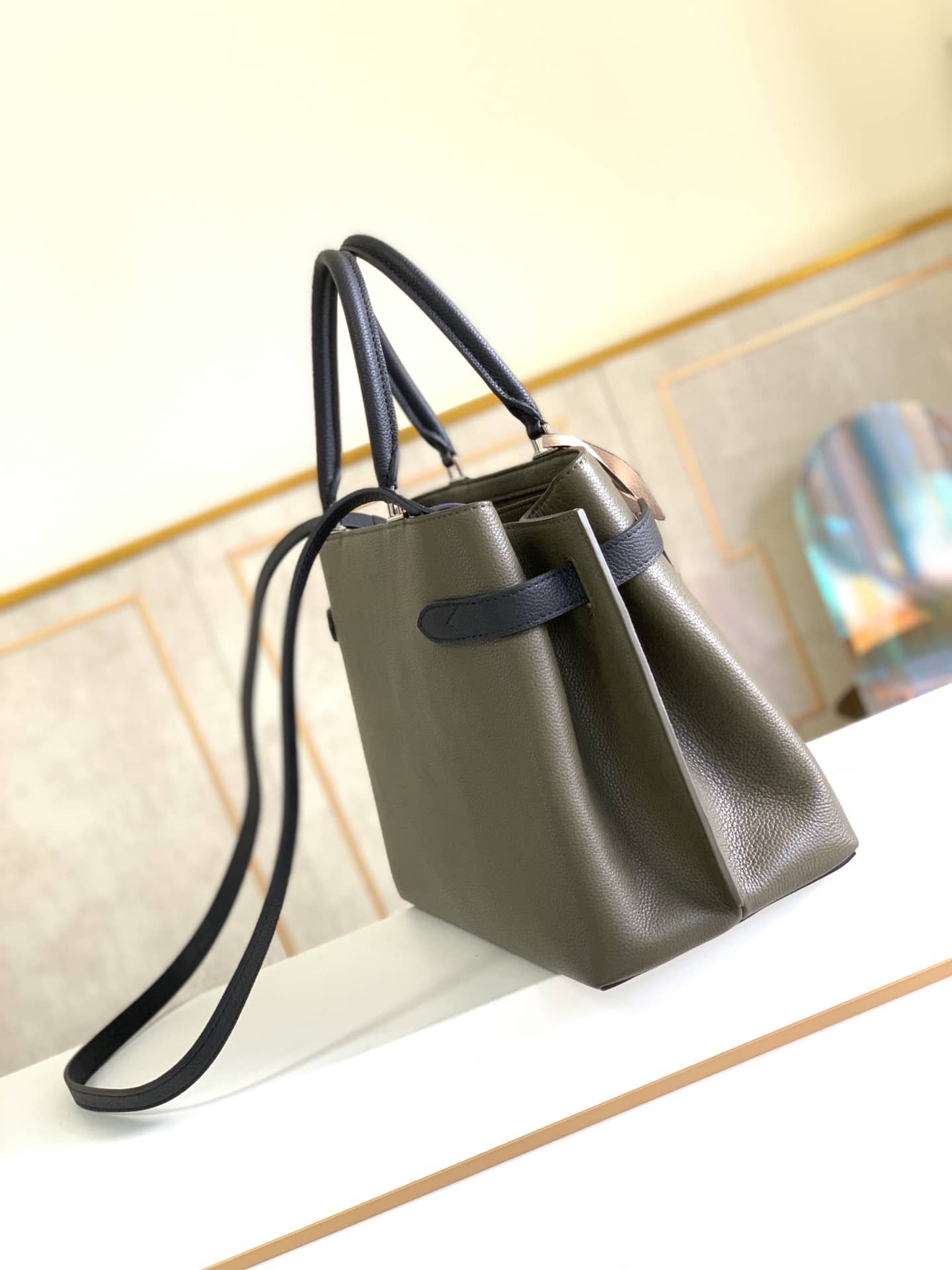 L0vis Vvtt0n Lockme Day Tote Replica Green M53730