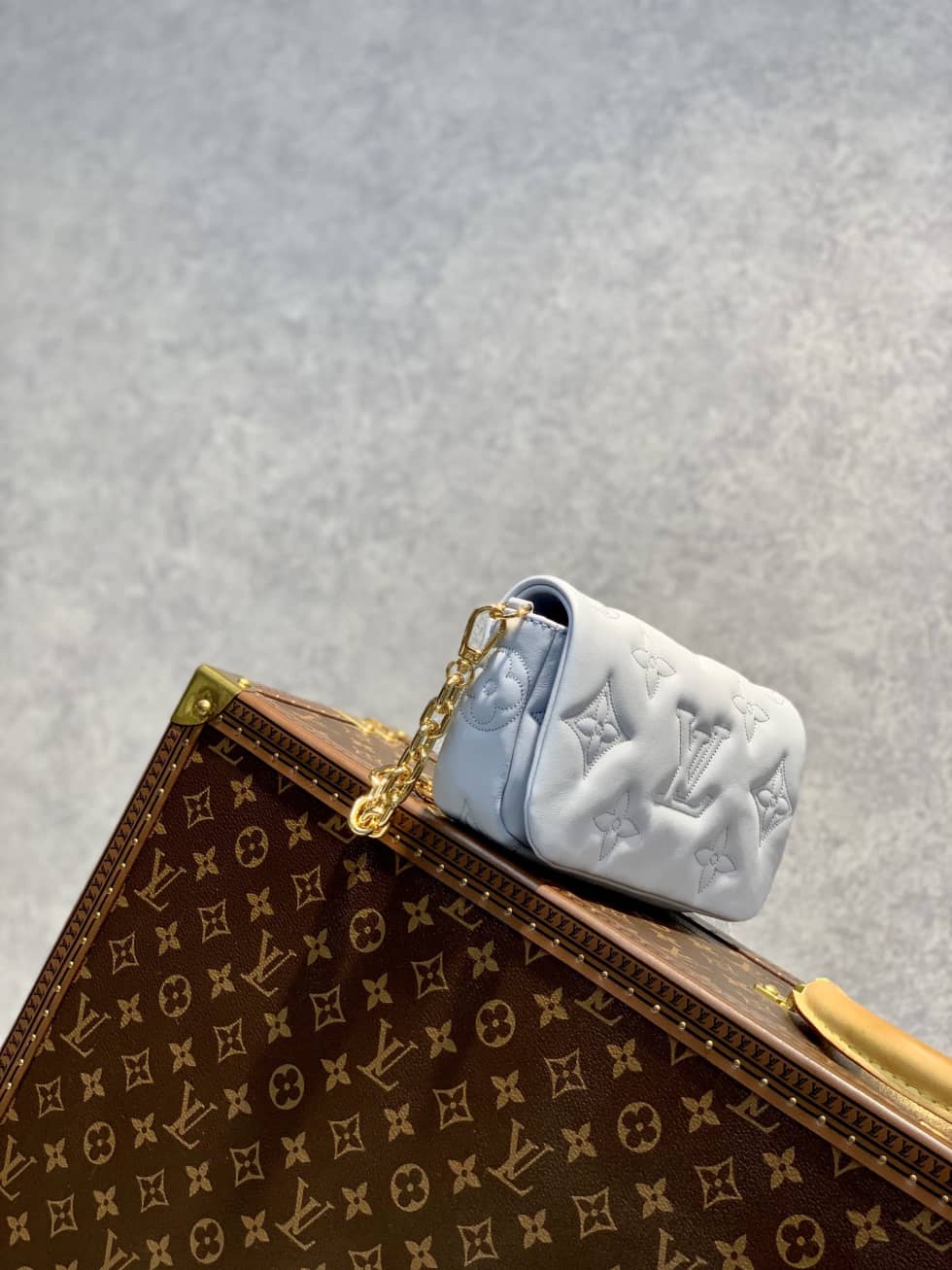 L0vis Vvtt0n Wallet On Strap Bubblegram Blue Glacier M81399 Replica