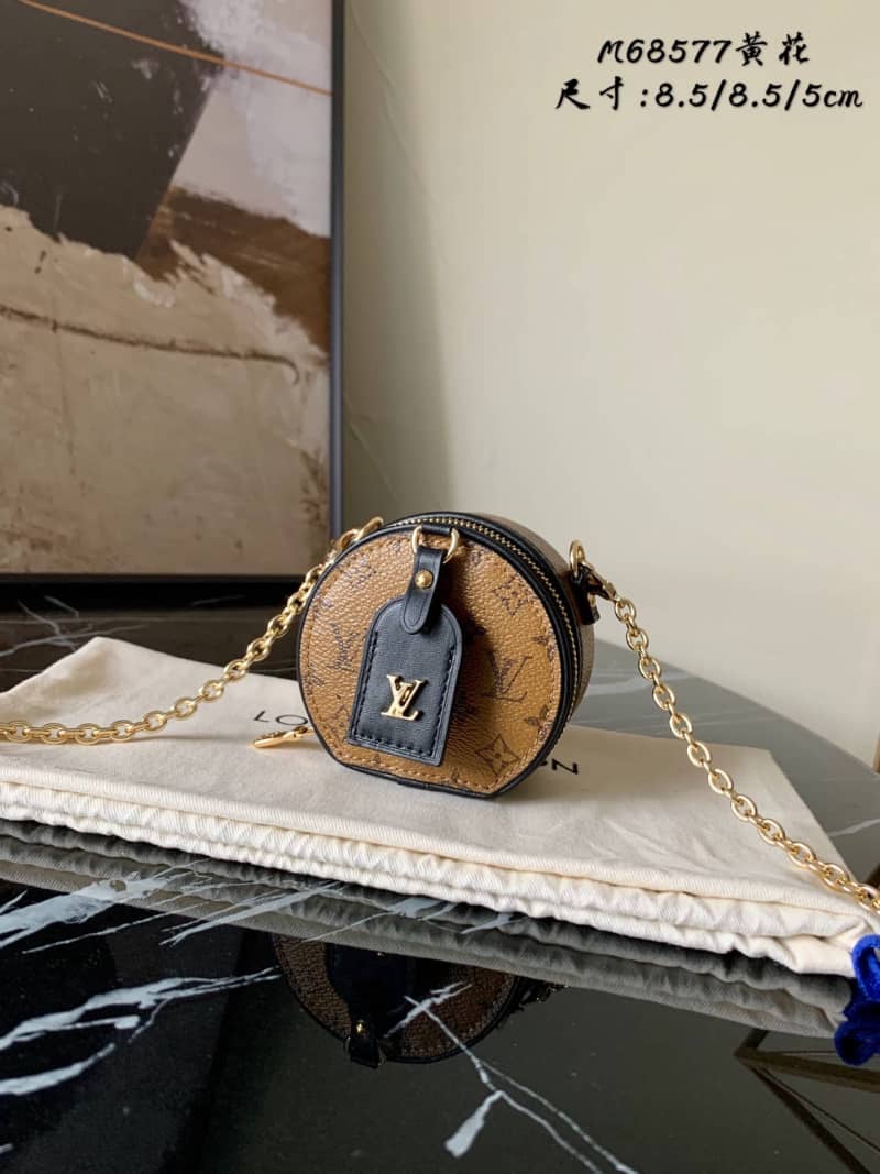 L0vis Vvtt0n Petite Boite Chapeau Necklace Replica Bag M68577