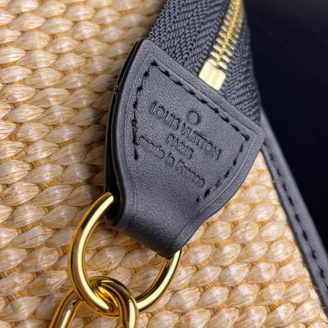 L0vis Vvtt0n Toiletry Pouch on Chain Circle Logo M81366 Replica