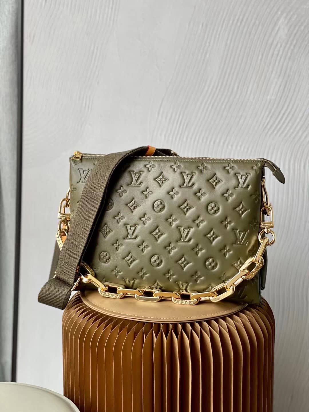 L0vis Vvtt0n Coussin MM Embossed M57782 Replica Shoulder Bag