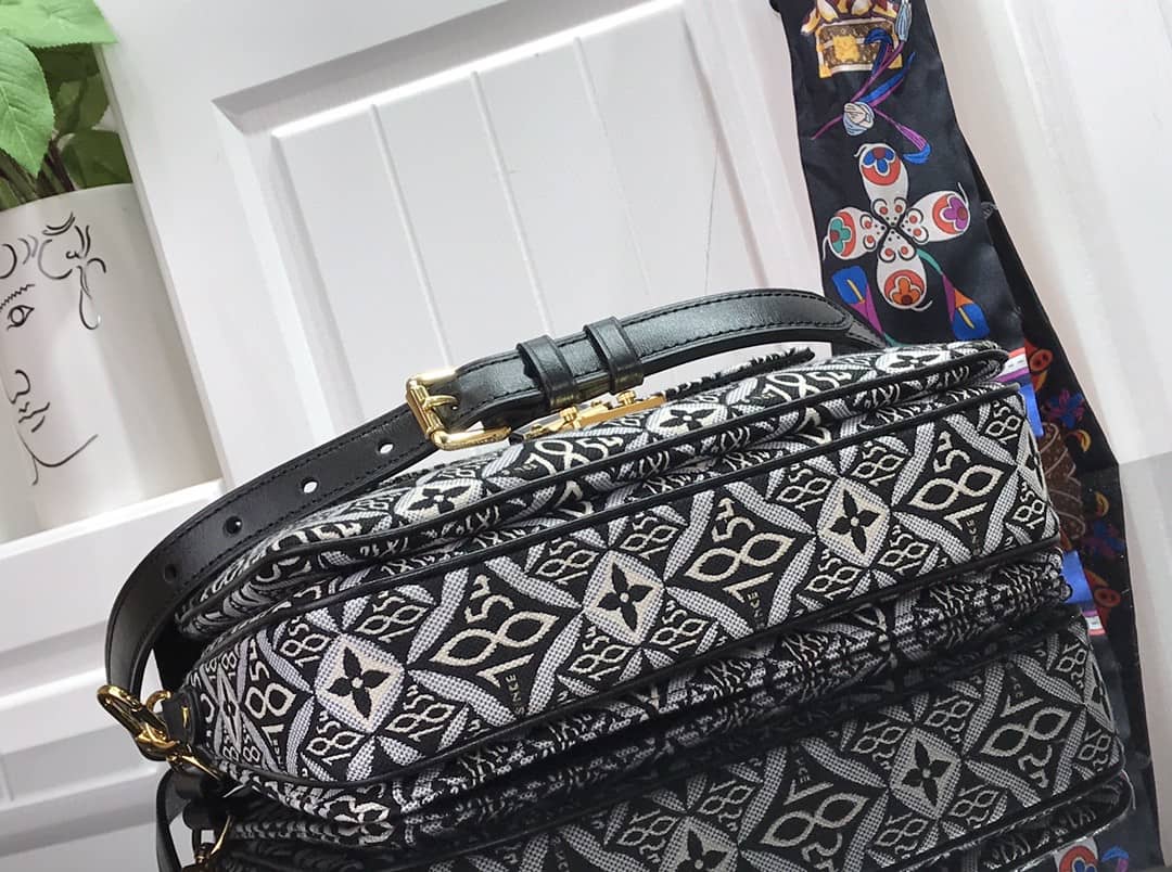L0vis Vvtt0n Pochette Mestis MM Monogram Canvas Replica Shoulder Bag M57272