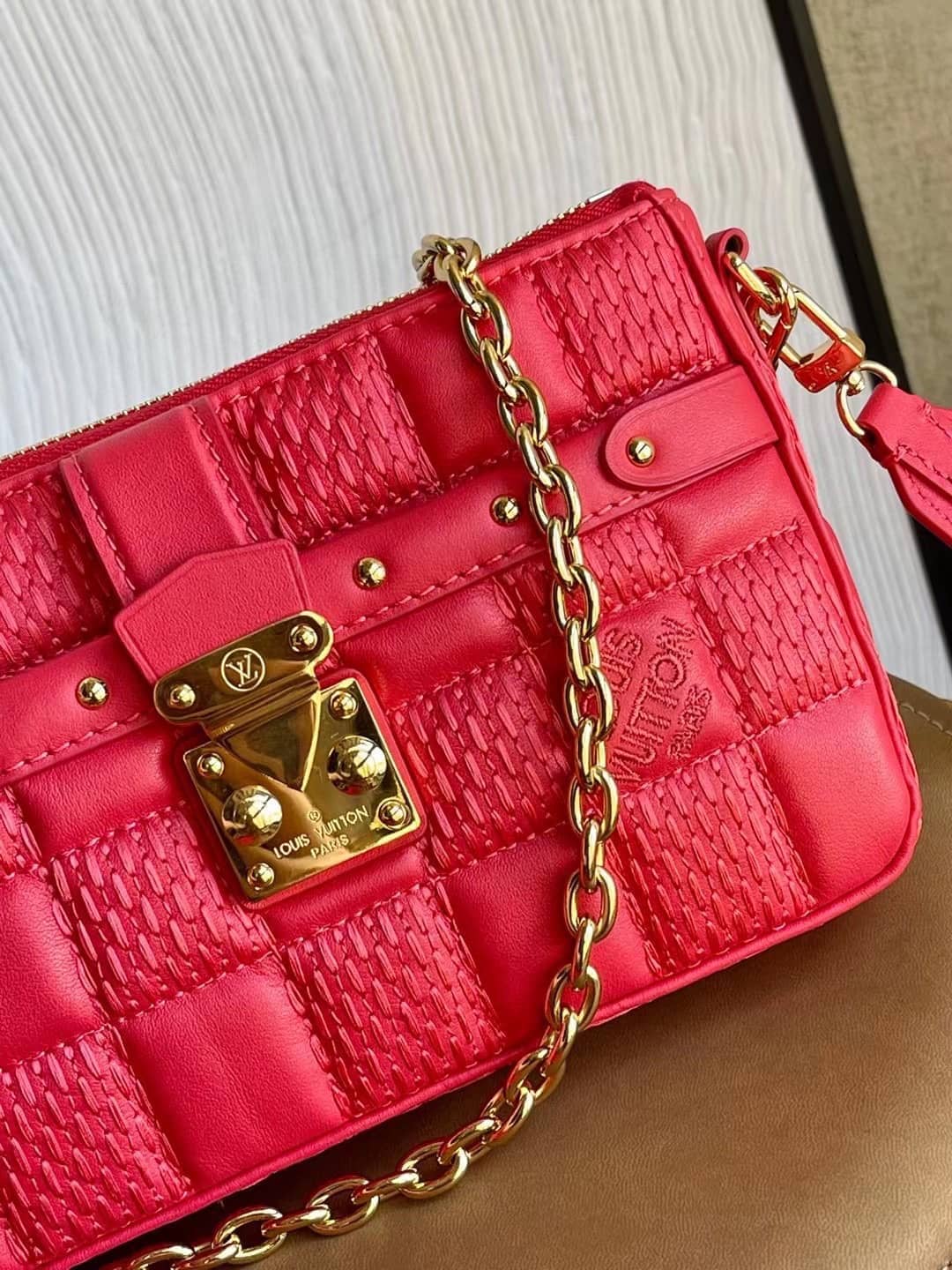 L0vis Vvtt0n Pochette Troca Red M59049 Replica Crossbody Bag