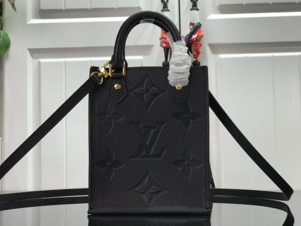 L0vis Vvtt0n Monogram Petit Sac Plat M69442 Replica Shoulder Bag