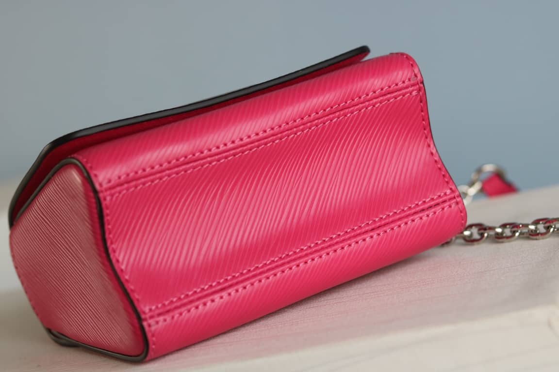L0vis Vvtt0n Replica Twist MM Epi Leather Bag Red
