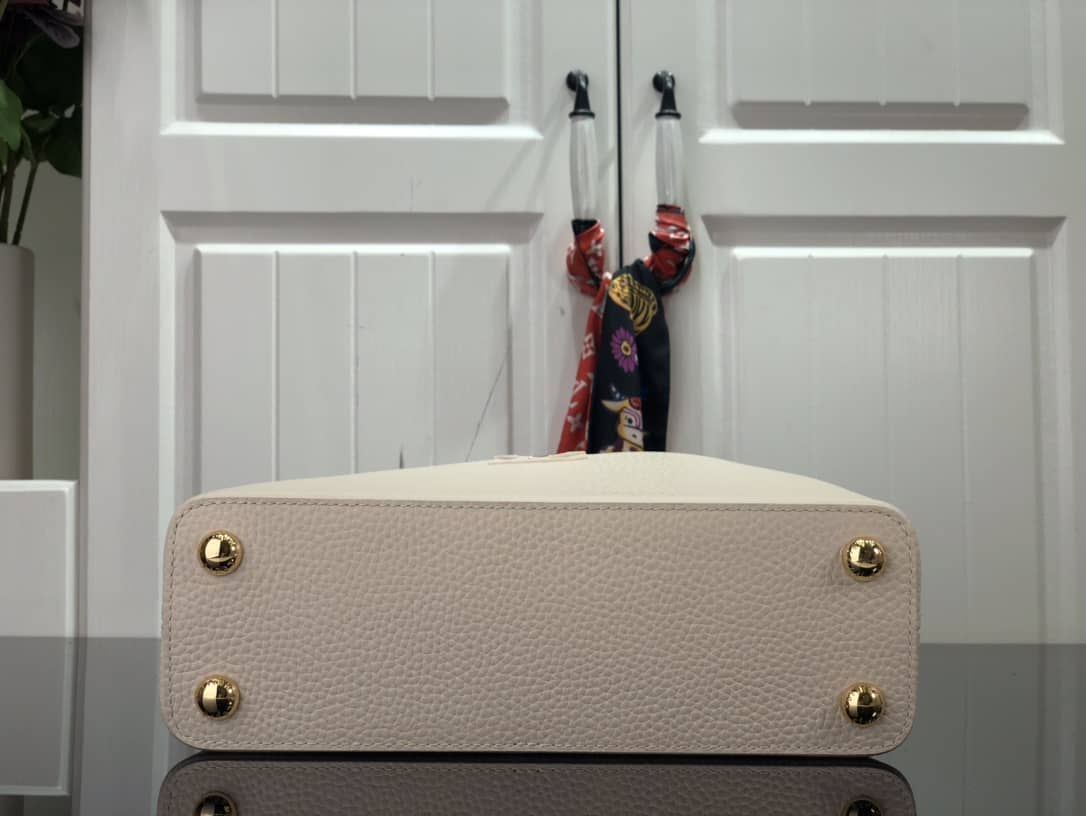L0vis Vvtt0n Capucines BB Calfskin Handbag Beige