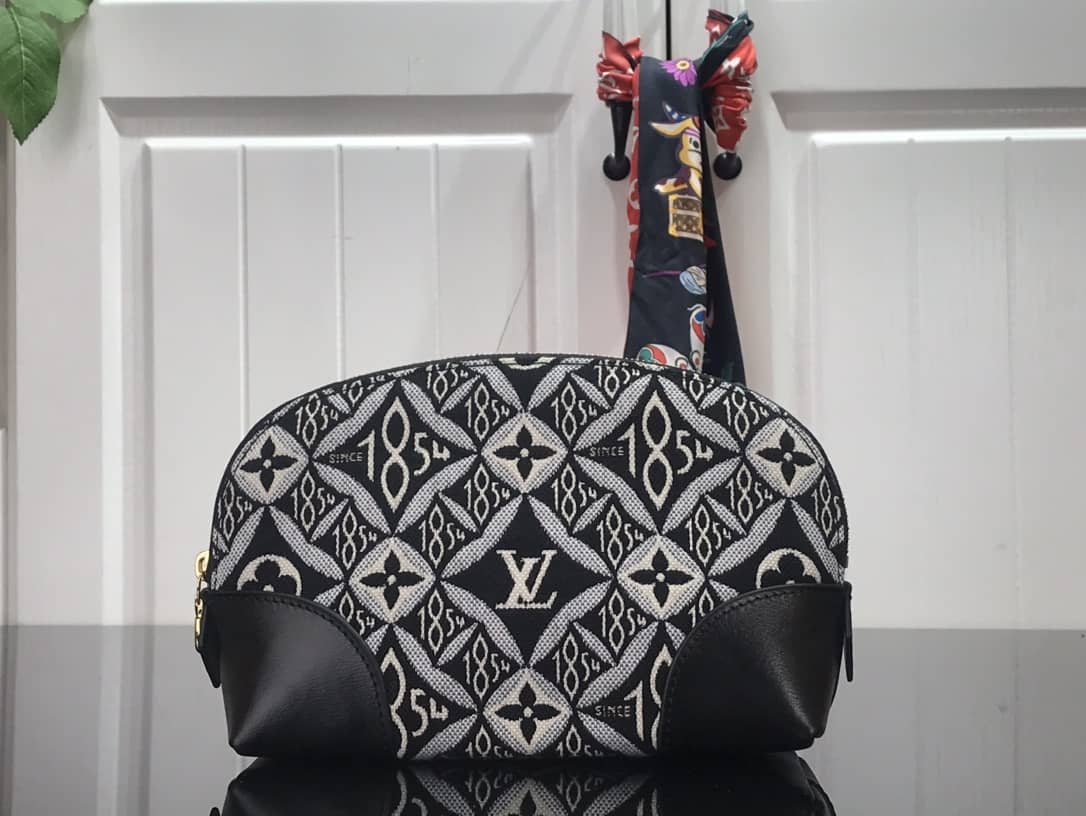 L0vis Vvtt0n Monogram Cosmetic Bag Replica Black M69991