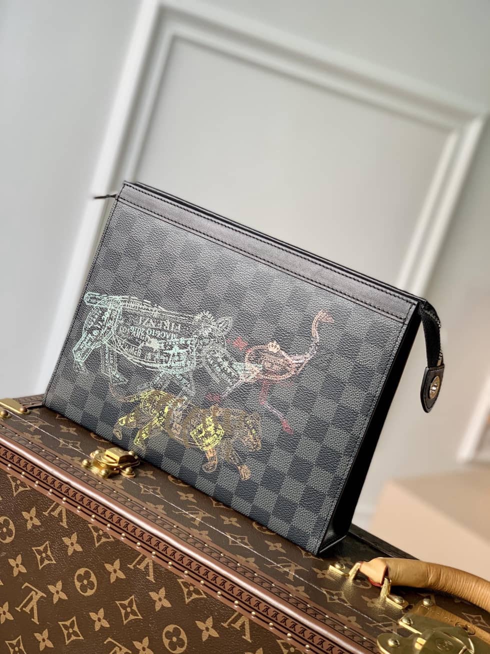 L0vis Vvtt0n Pochette Damier Graphite Stamps Cowhide Leather N64605 Replica