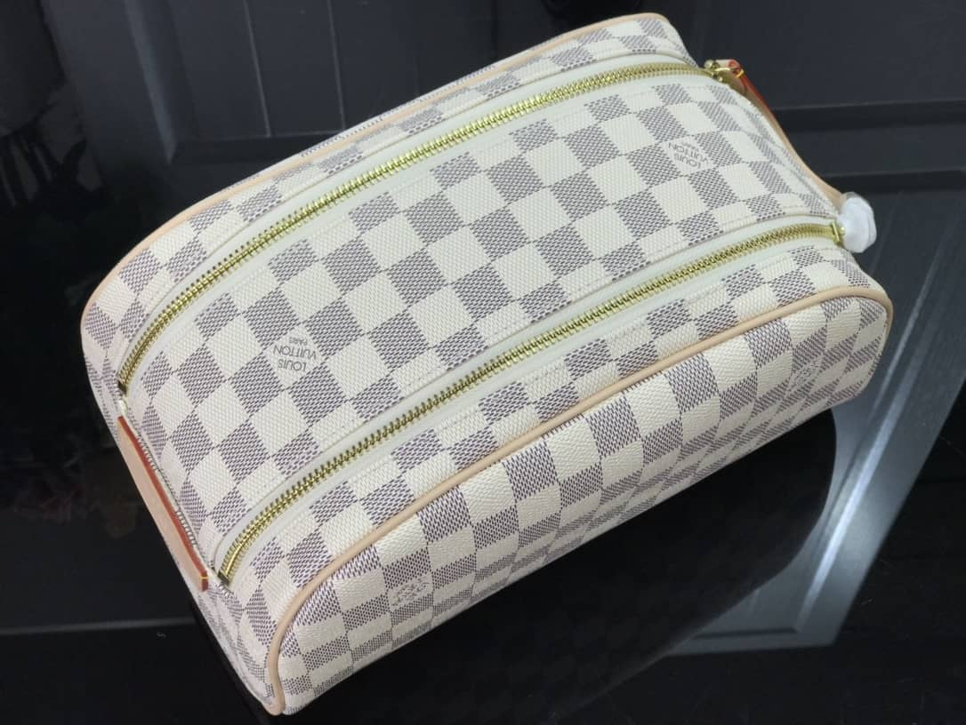 L0vis Vvtt0n King Size Toiletry Bag Replica White M47528