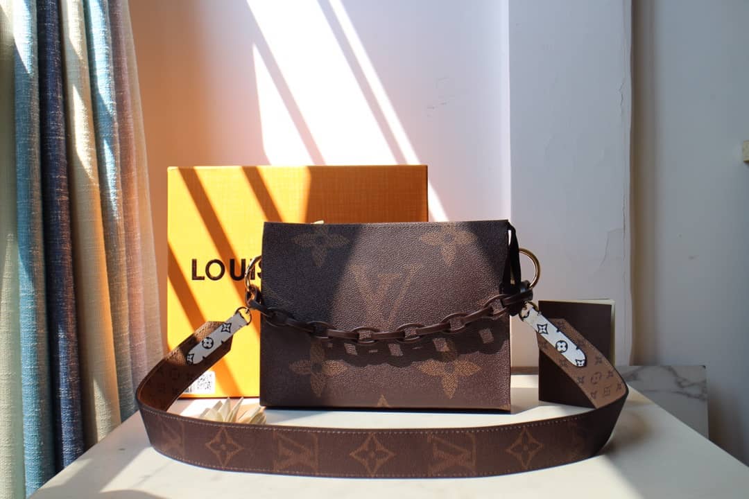 L0vis Vvtt0n Monogram Giant Toilet Pouch Crossbody Bag Replica M67692