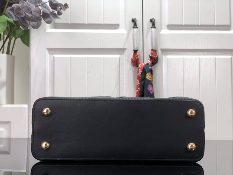 L0vis Vvtt0n Capucines MM Black M59225 Replica Shoulder Bag