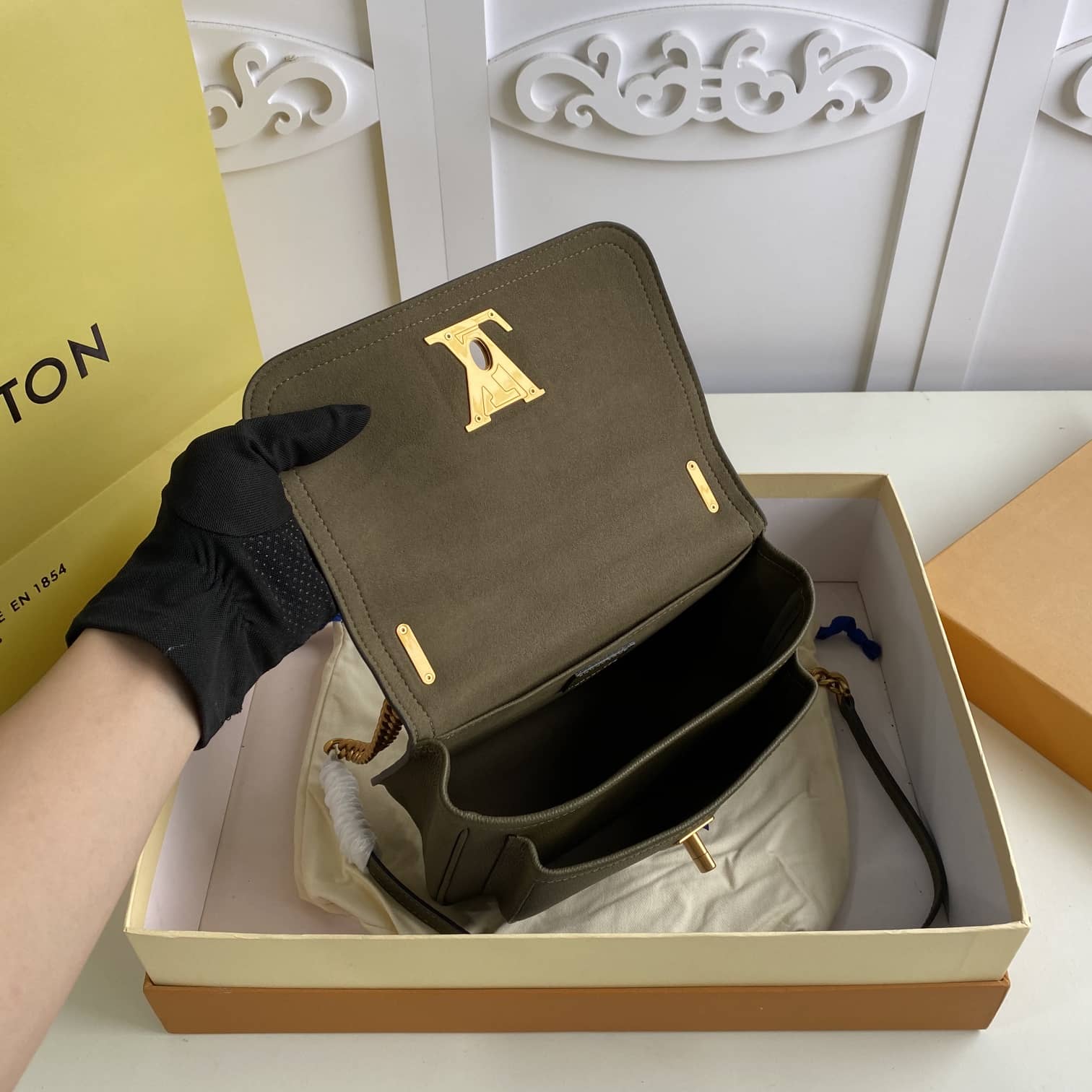 L0vis Vvtt0n Lockme Chain PM Replica Bag Green M57073