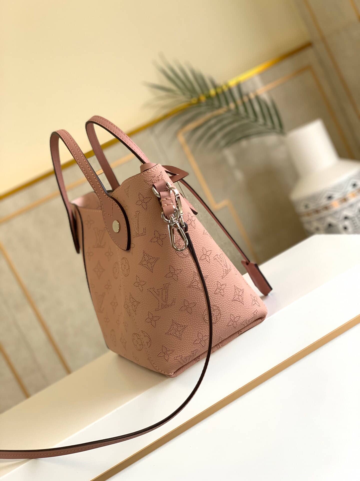 L0vis Vvtt0n Mahina Hina PM Leather Tote Replica Pink M54353