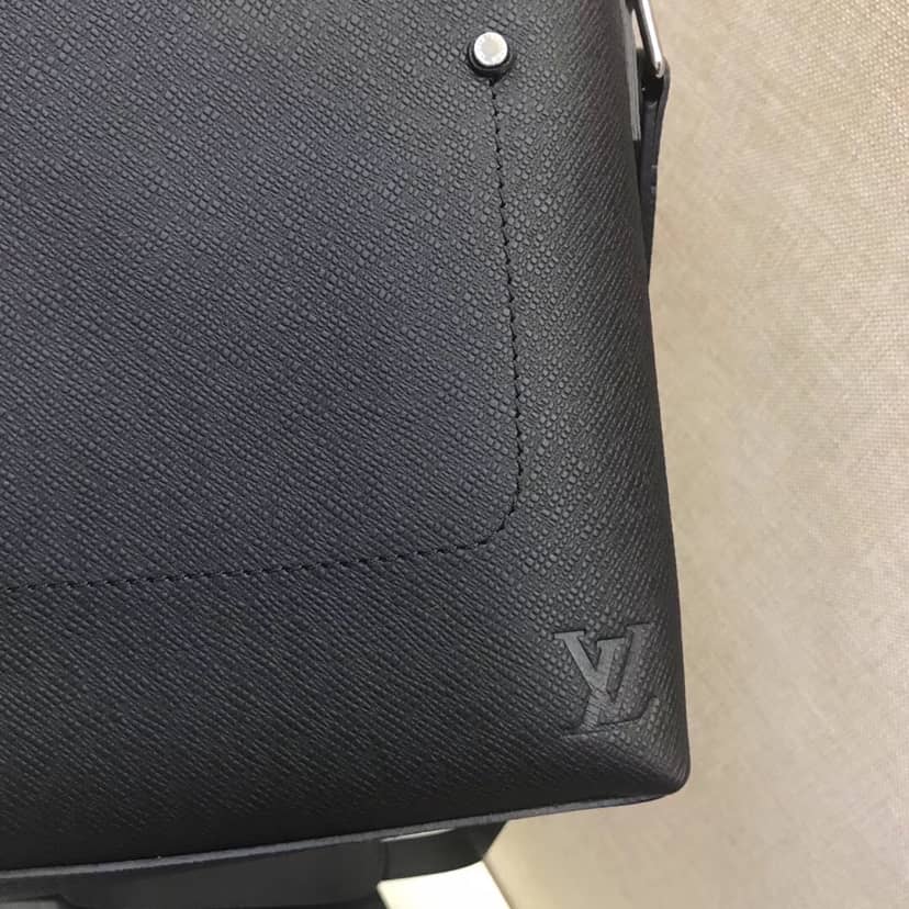 L0vis Vvtt0n Taiga Pochette Grigori Mens Shoulder Bag Replica Black M30505