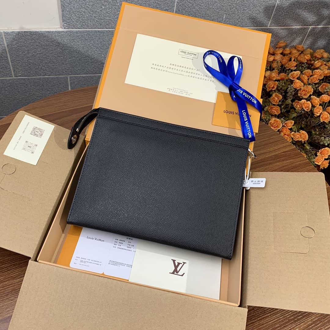 L0vis Vvtt0n Pochette Voyage Taiga Leather Replica Bag M30450