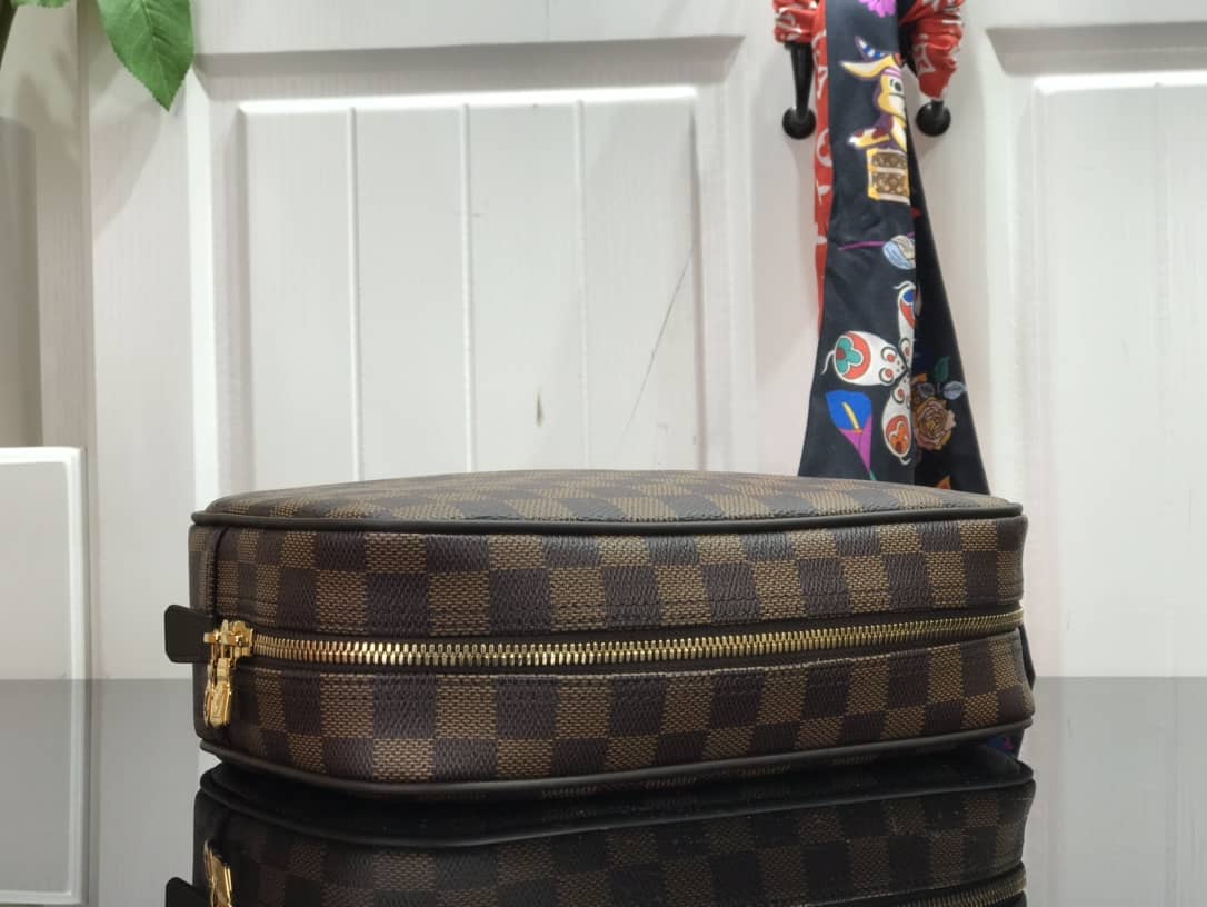 L0vis Vvtt0n Damier Ebene Toiletry Pouch