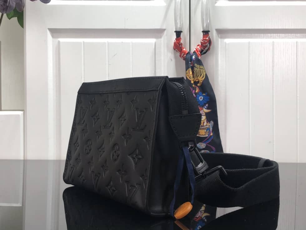 L0vis Vvtt0n Gaston Wearable Wallet Monogram Black M81115 Replica