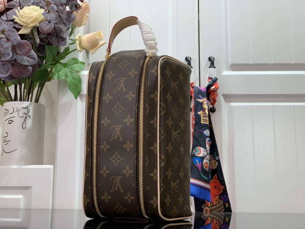 L0vis Vvtt0n Dopp Kit Toilet Pouch Monogram Canvas M44494 Replica