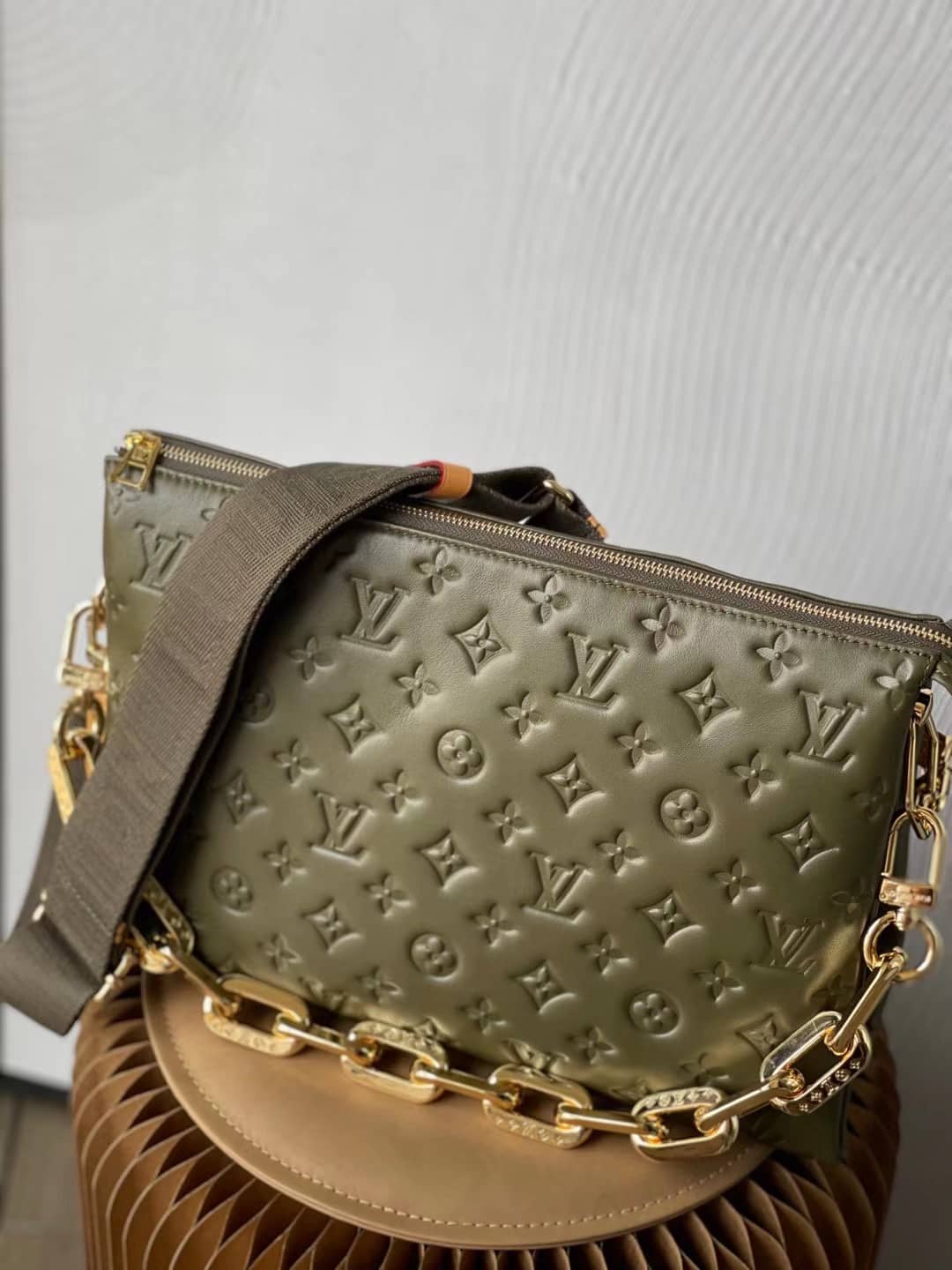 L0vis Vvtt0n Coussin MM Embossed M57782 Replica Shoulder Bag