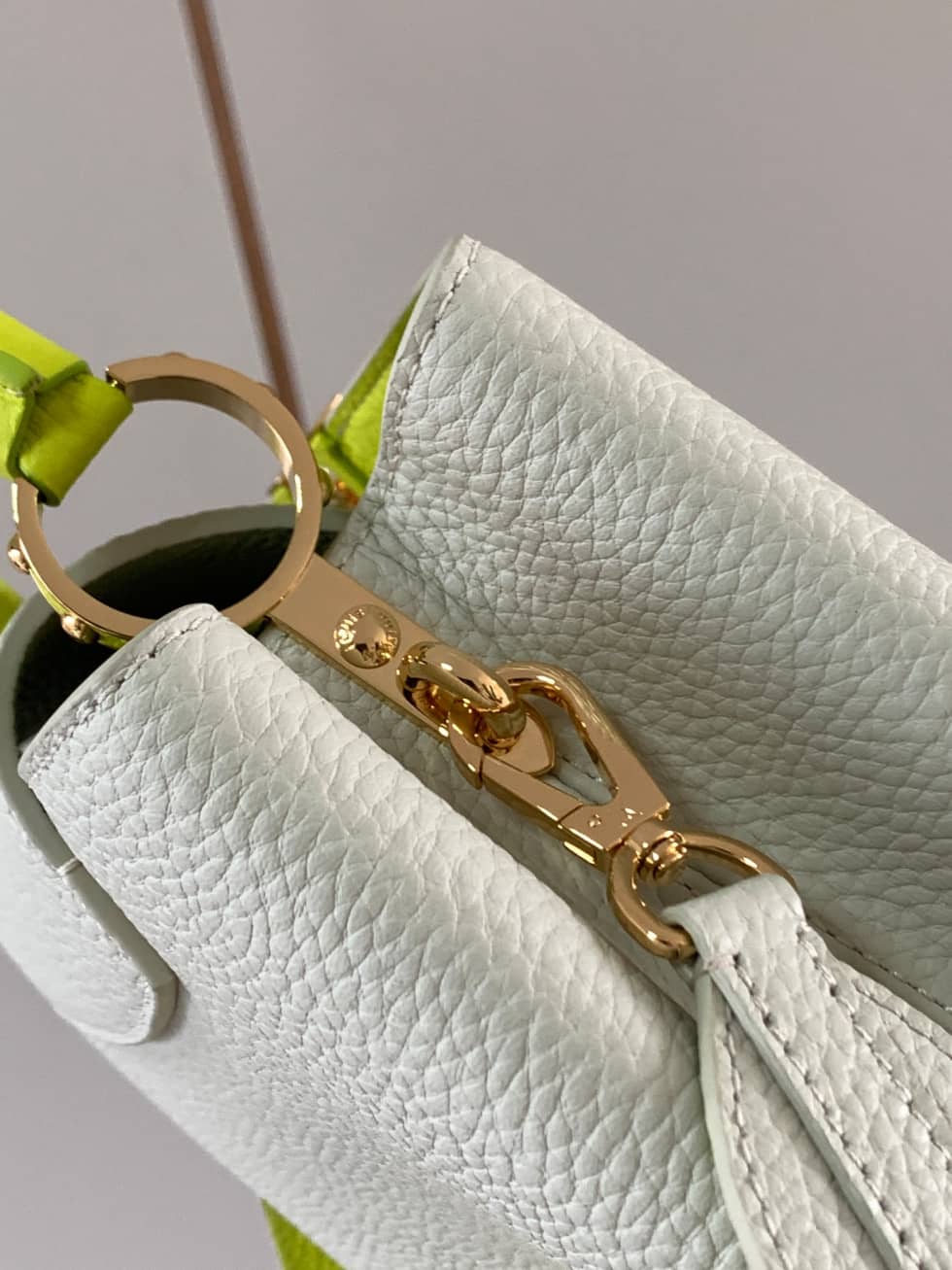 L0vis Vvtt0n Capucines BB Snow White M59468 Replica Shoulder Bag