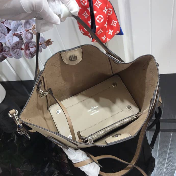 L0vis Vvtt0n Mahina Hina PM Leather Tote Replica Apricot M54353