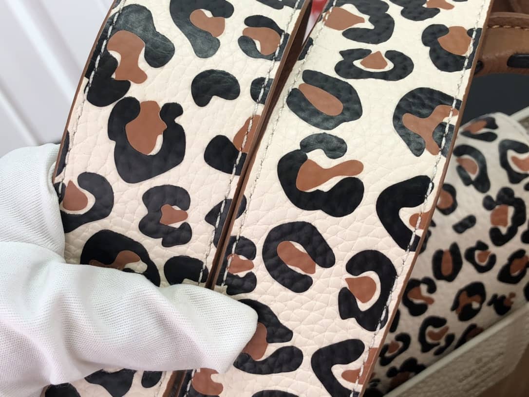 L0vis Vvtt0n Capucines BB Calfskin Handbag Beige