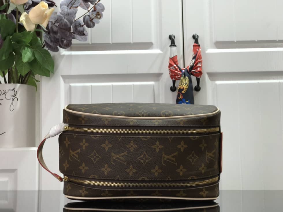 L0vis Vvtt0n King Size Toiletry Bag M47528 Replica
