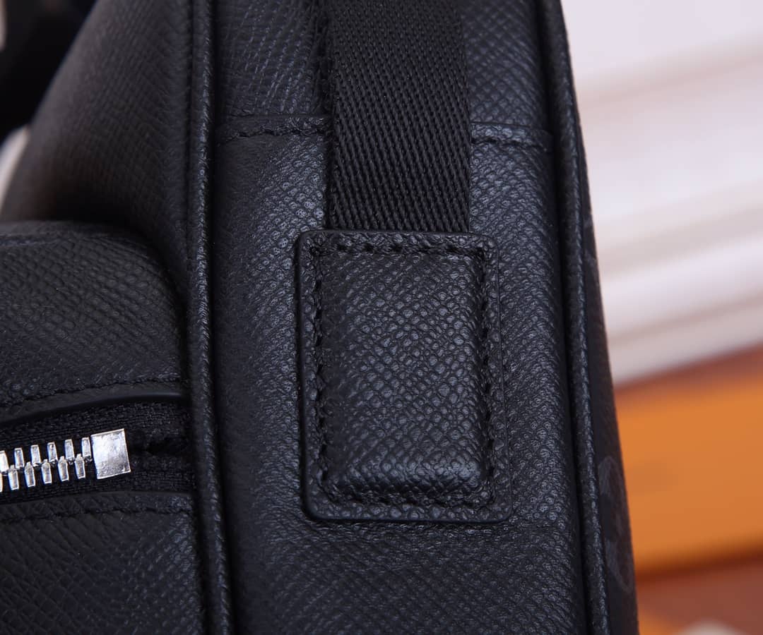 L0vis Vvtt0n Taigarama Canvas Messenger Bag Replica M30233