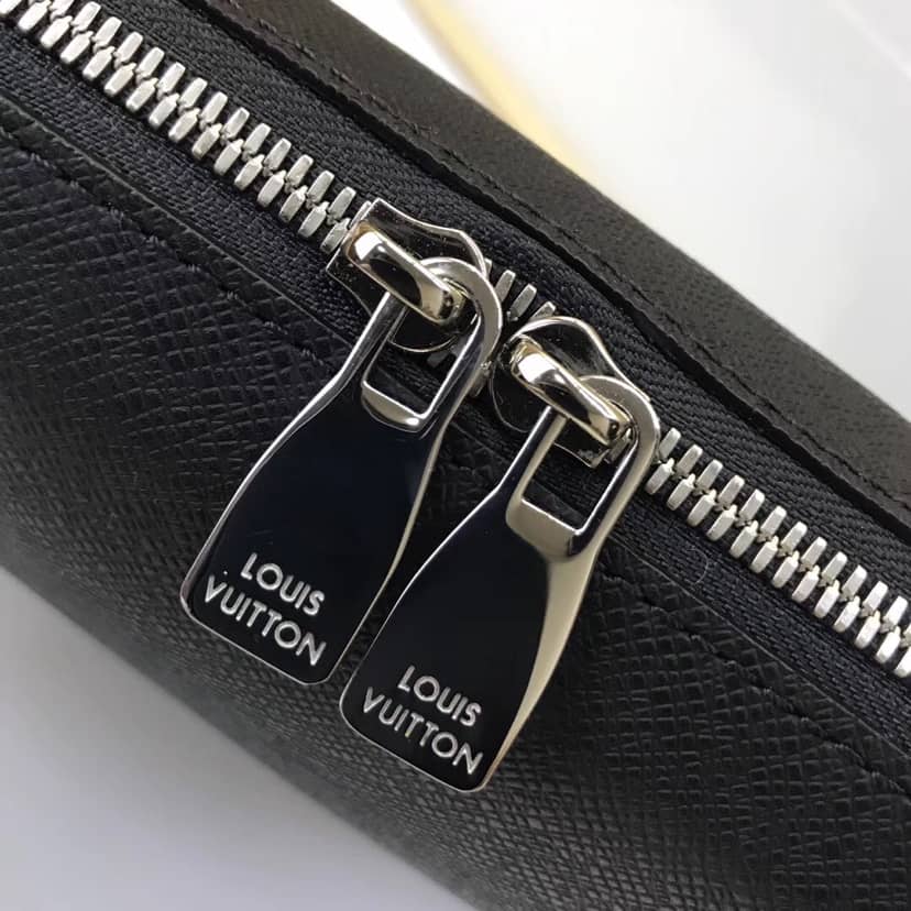 L0vis Vvtt0n Taiga Grigori MM Messenger Bag Replica Black M30206