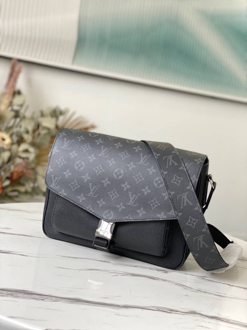 L0vis Vvtt0n Monogram Flap Leather Small Messenger Bag Replica Black M30746