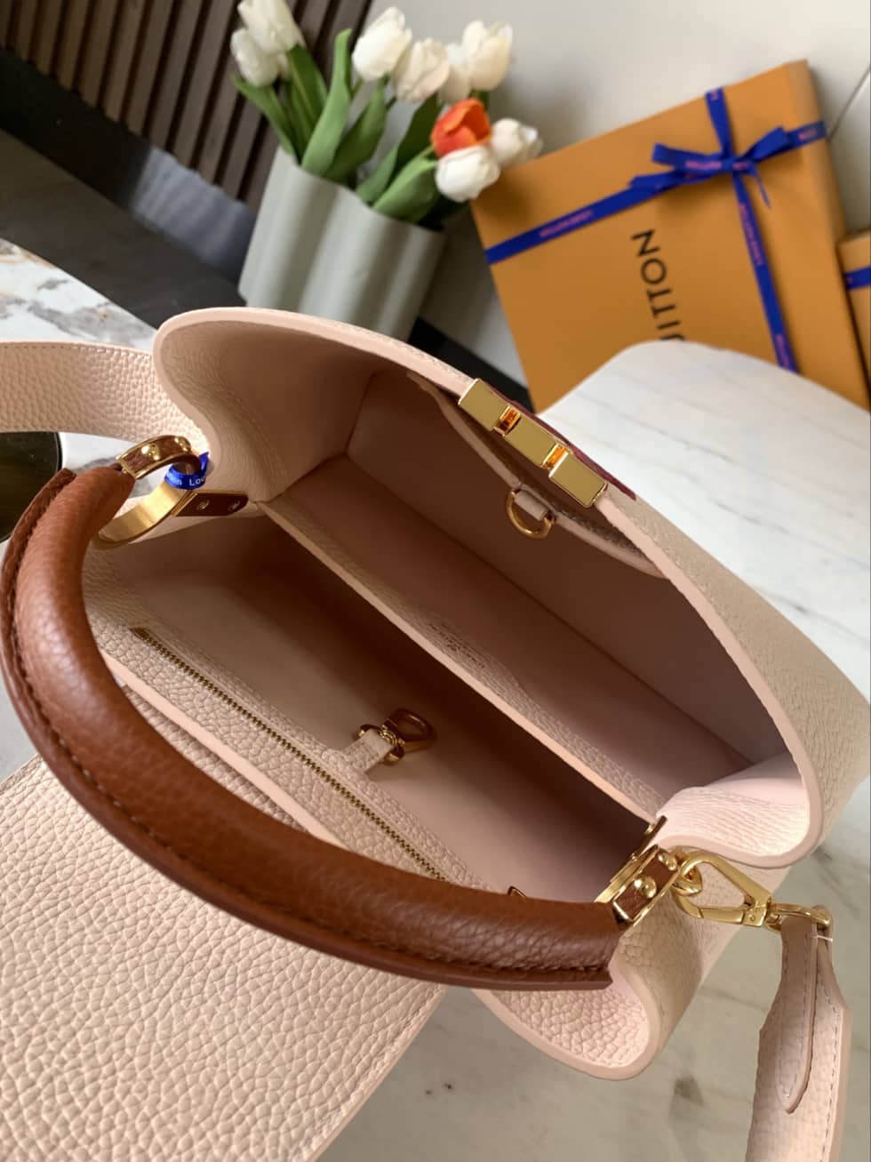 L0vis Vvtt0n Capucines Taurillon Leather Shoulder Bag Replica