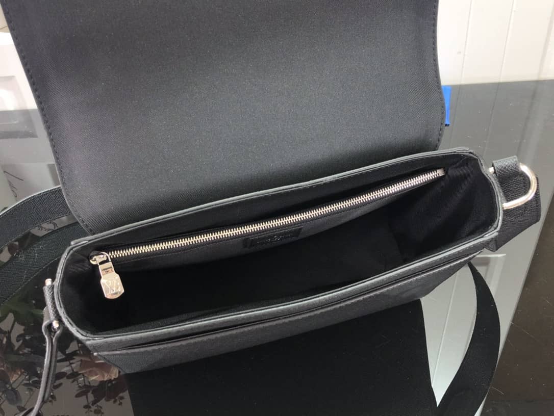 L0vis Vvtt0n New Flap Taiga Cowhide Leather Replica Messenger Bag M30807