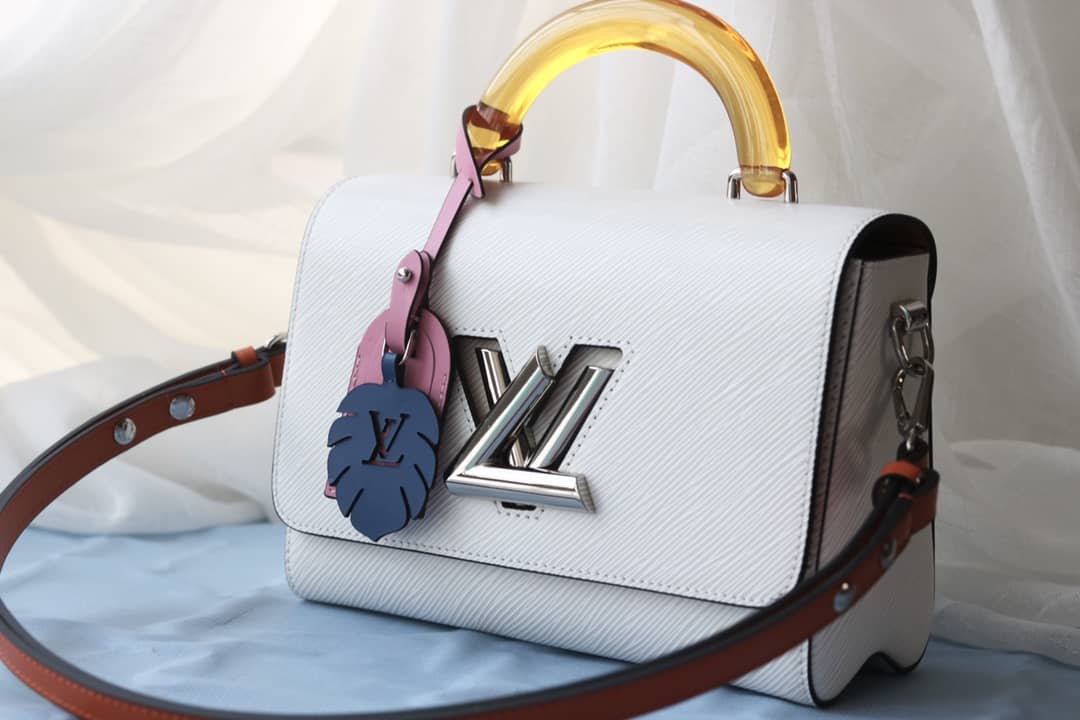 L0vis Vvtt0n Epi Twist PM Chain White M50332 Replica Crossbody Bag