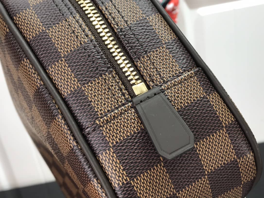 L0vis Vvtt0n Damier Ebene Toiletry Pouch