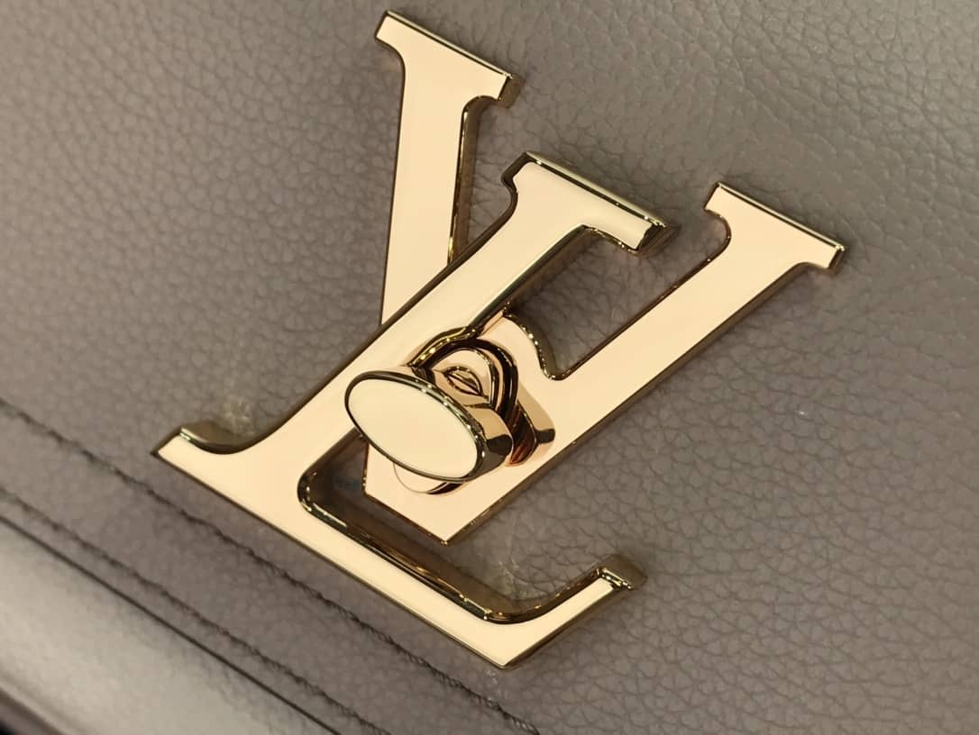 L0vis Vvtt0n Lockme Chain PM Replica Handbag Beige M57073