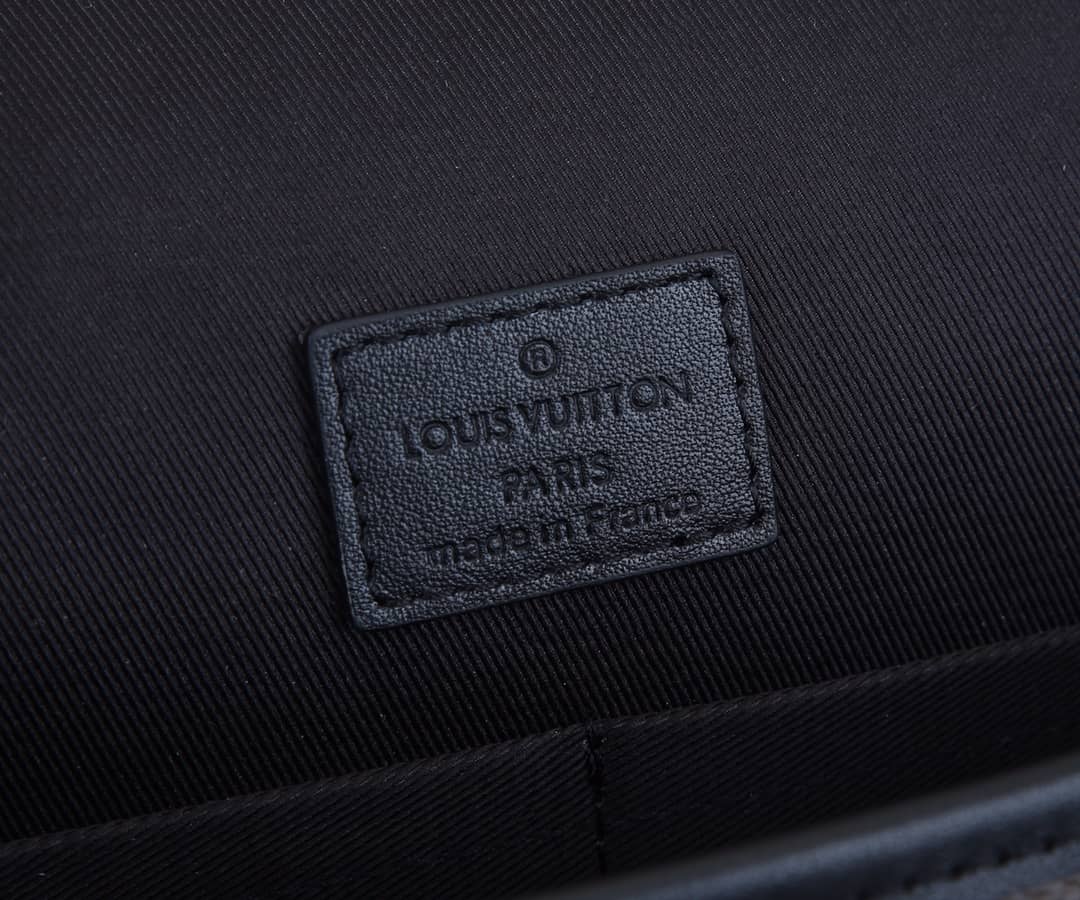 L0vis Vvtt0n Monogram Magnetic Messenger Bag Replica M45557