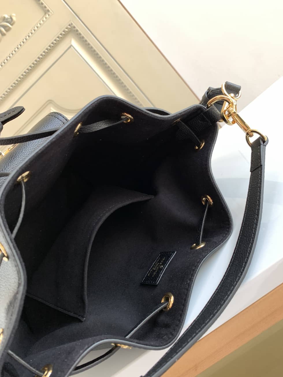 L0vis Vvtt0n Lockme Grained Calf Leather Black M57687 Replica Bucket Bag